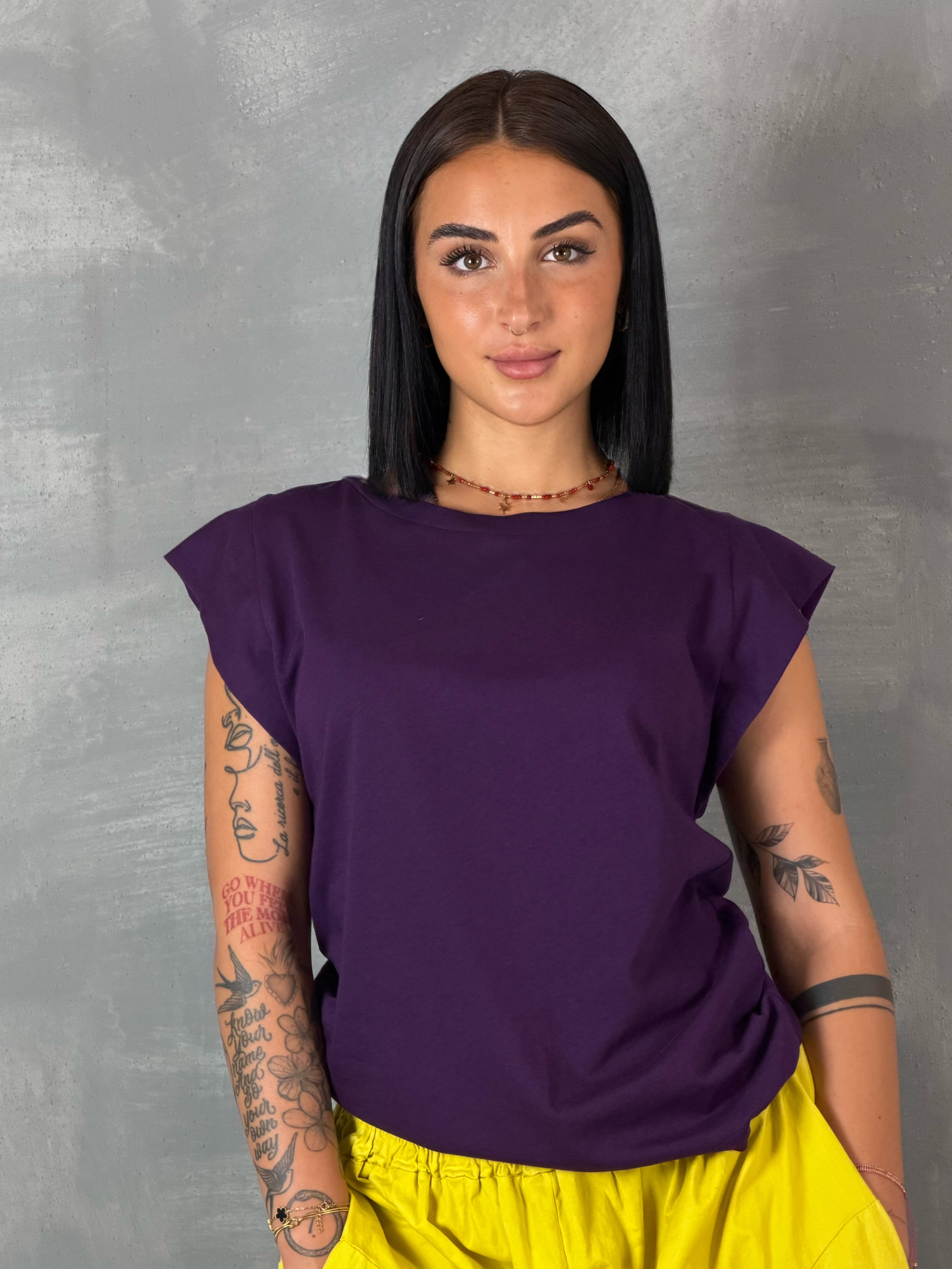 T shirt. VIRGO violet