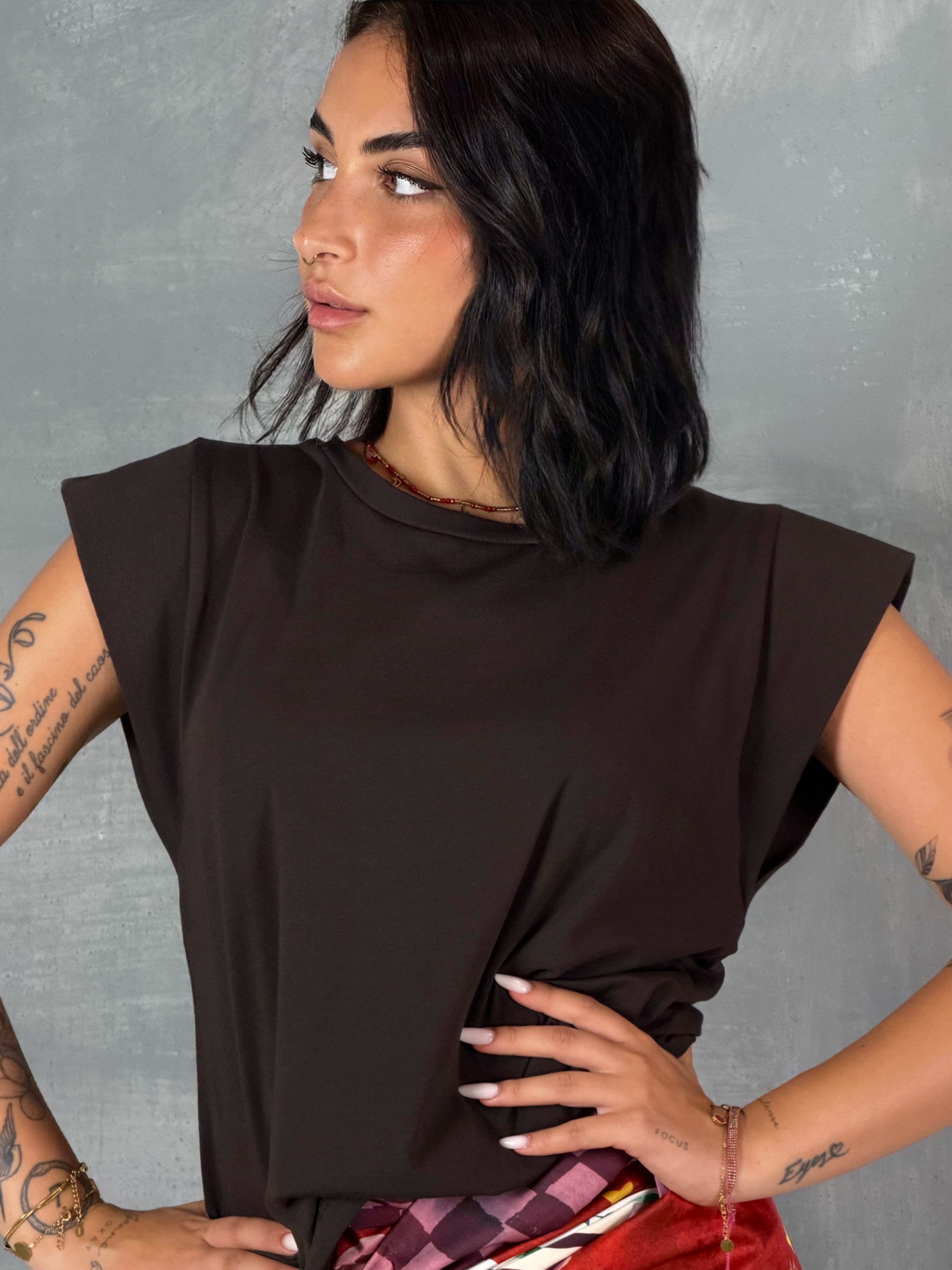 T shirt. VIRGO brown